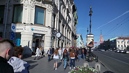 Уличные часы на Невском проспект в г. Санкт-Петербурге