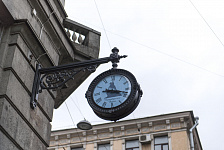 Настенные часы на Литейном проспекте в Санкт-Петебурге