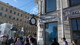 Уличные часы на Невском проспект в г. Санкт-Петербурге