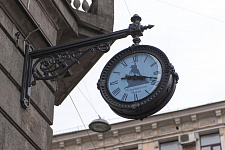 Уличные часы на Литейном пр., Санкт-Петербург. 2017