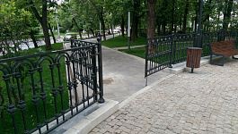 Решетки ограждения и фонари в Новодевичьем монастыре в Москве