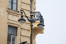 Чугунные фонари на Миллионной улице в Санкт-Петербурге