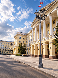 Обновление опор освещения у Дома Правительства Смоленской области, 2026