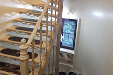 Чугунная лестница со вставками из натурального камня