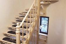 Чугунная лестница со вставками из натурального камня