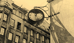 Настенные часы на Литейном проспекте в Санкт-Петебурге